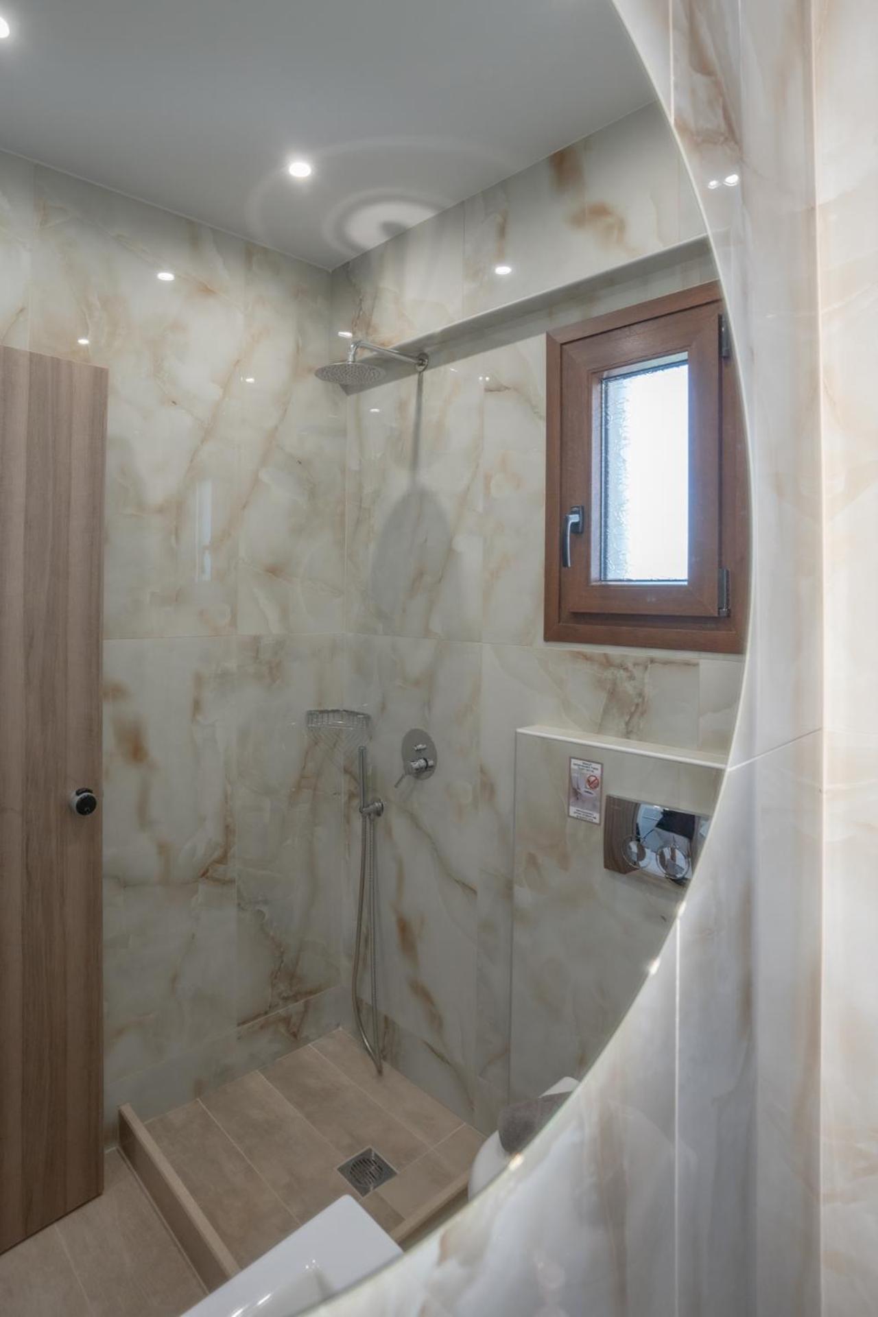 Sunshine Rooms And Suites Vrasná Extérieur photo